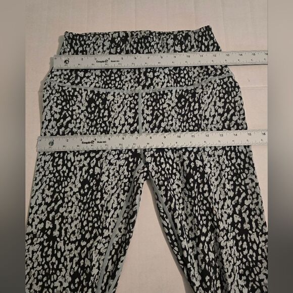 Varley Blue And Black Animal Print Leggings 25" Inseam Size Small - Picture 7 of 9